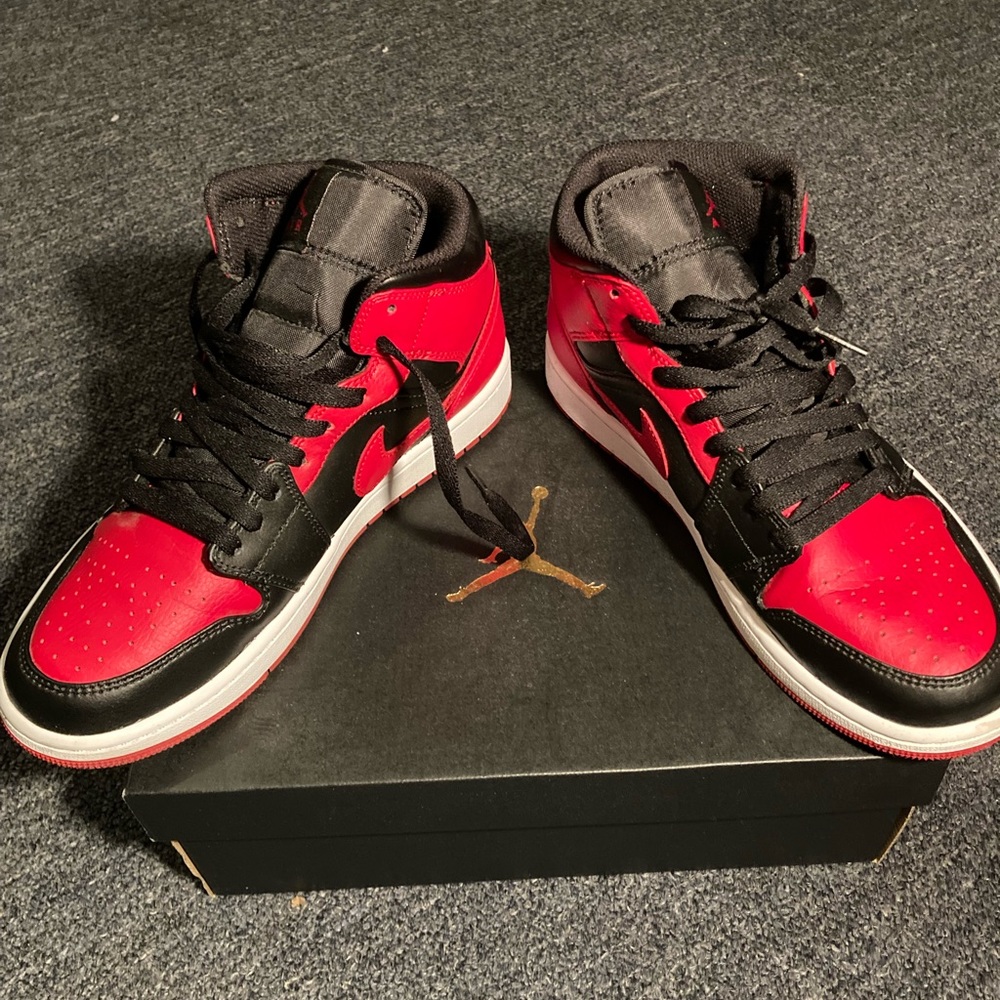 Jordan 1 Mids red and black